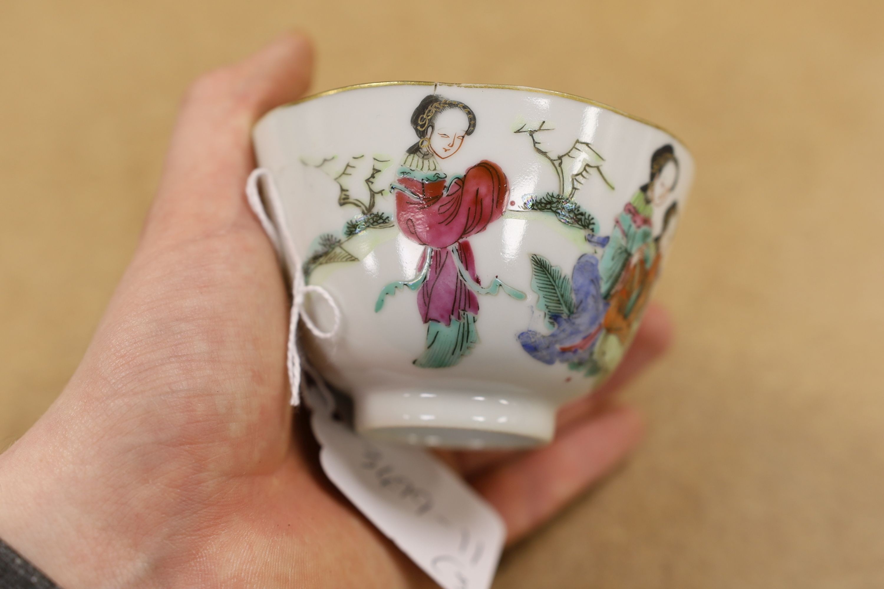 A Chinese famille rose chupu and a bowl, late 19th century, and a cloisonne parasol handle, 23cm long